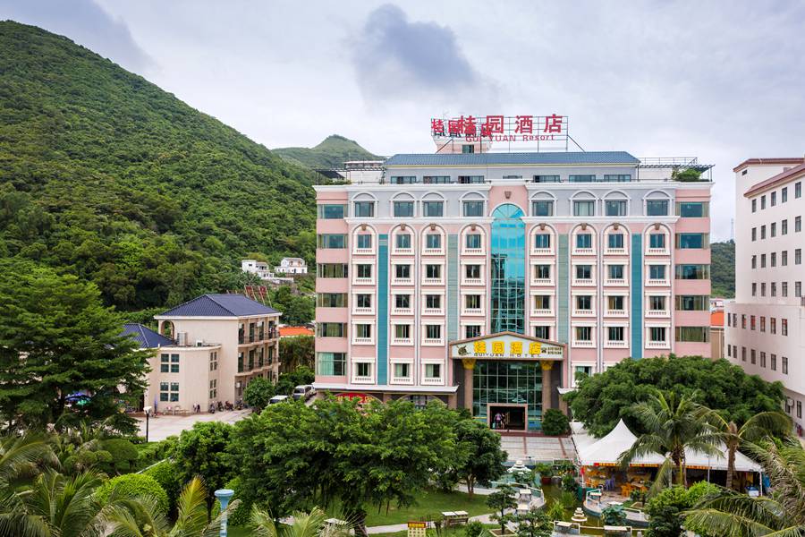 游玩Tips:1、上岛需坐船,每天都有班船来往台山山咀码头与下川岛之间,具体船班和票价可参考页面详情; 2、由于下川岛的气温、光照、盐度与海南相仿,所以这里种的椰树特别容易生长,果实多汁肉厚,上岛必尝; 3、来到被称为“海鲜诱惑”的下川岛,试试出海捕鱼一次,体验原汁原味的海边渔民生活。