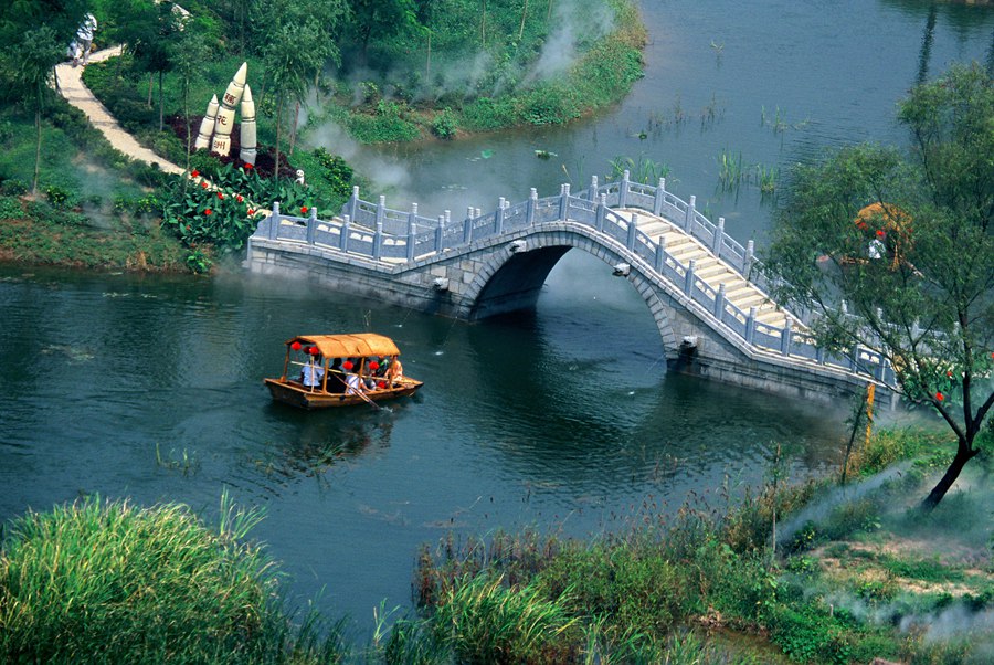 山东| 枣庄 微山湖湿地红荷风景区,莲中荡舟