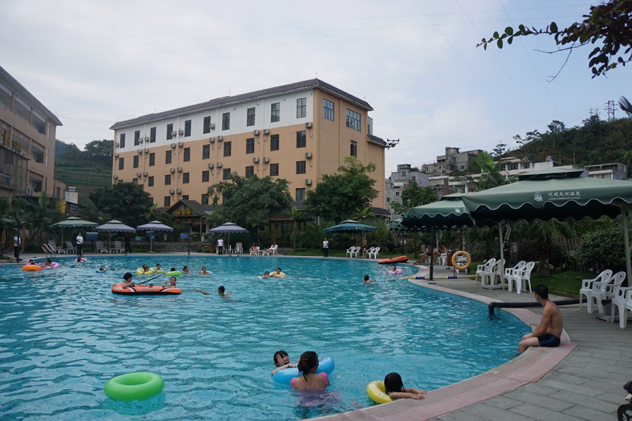 四川| 宜宾 筠连县天河温泉酒店,舒适养生