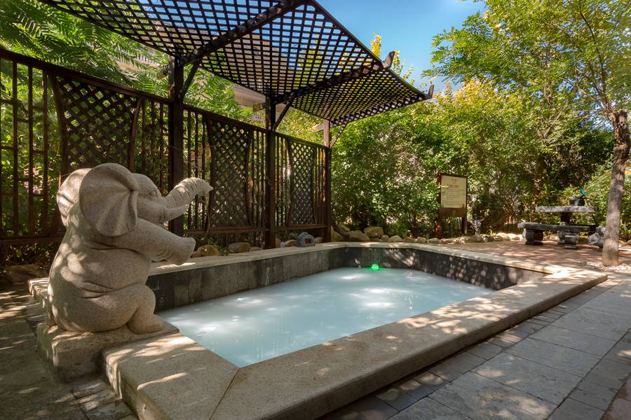温泉区拥有天然露天温泉汤池和室内汤泉池,多样的温泉的体验,让人放松