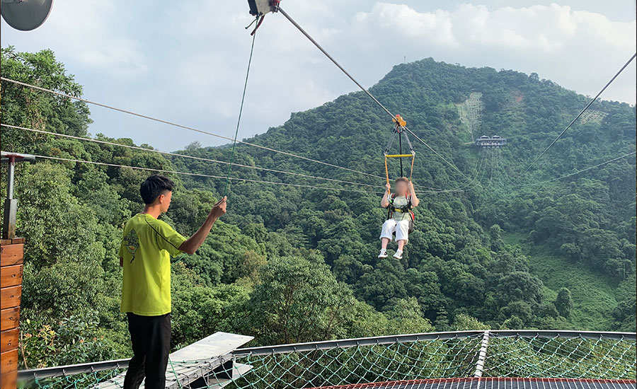 白云飞索连接白云山摩星岭与黄婆洞水库,全长1500米,落差200多米,以