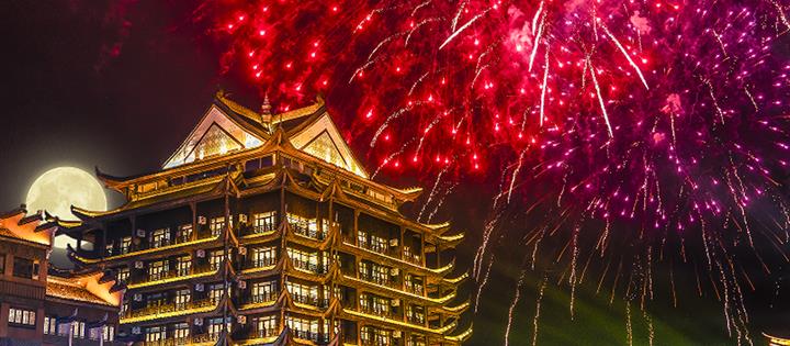 【暑期大促】【龙之梦烟花楼酒店】享古镇景观/湿地湖景房1晚+双早+双人动物/冰区/嬉水/3选1，加价可升级为马戏/滑雪2选1，马戏/滑雪2选1+3选1，欢度暑期~