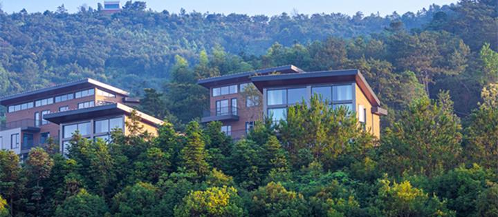 周末元旦不加价！899元【长兴密静君澜度假酒店】树屋别墅/亲子房1晚+双人下午茶+农场采摘体验1份+水库垂钓3小时免费体验+欢迎水果1份+MINIBAR免费+2大1小早餐