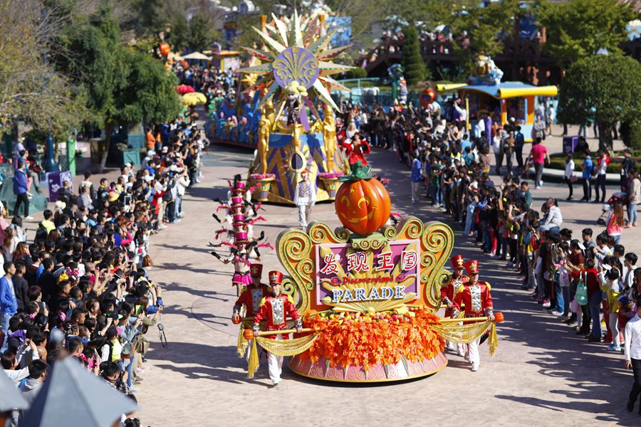 景区全年有40余场精彩而盛大的环球巡游演艺表演,不出园区便能带你"