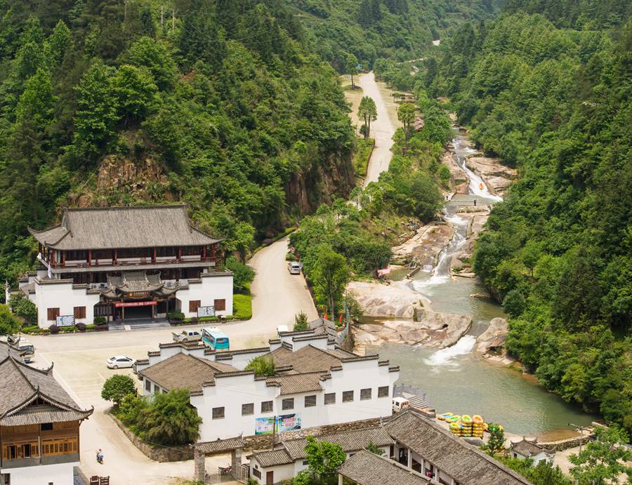 五龙源漂流是一个以峡谷激流为主题,以阆山资源为依