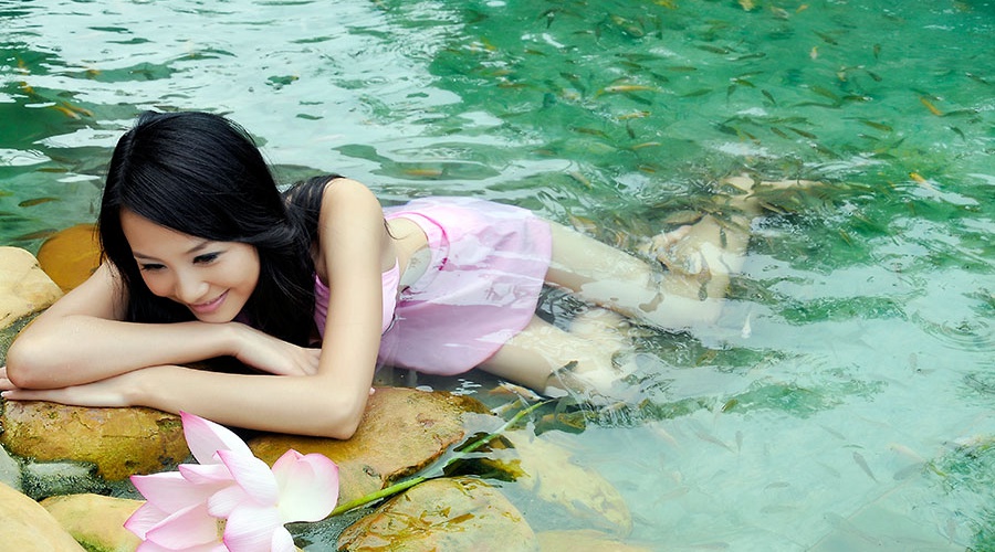 让人感到新奇又舒适的当属龙源温泉度假城的七彩鱼疗,七彩的鱼儿滑过