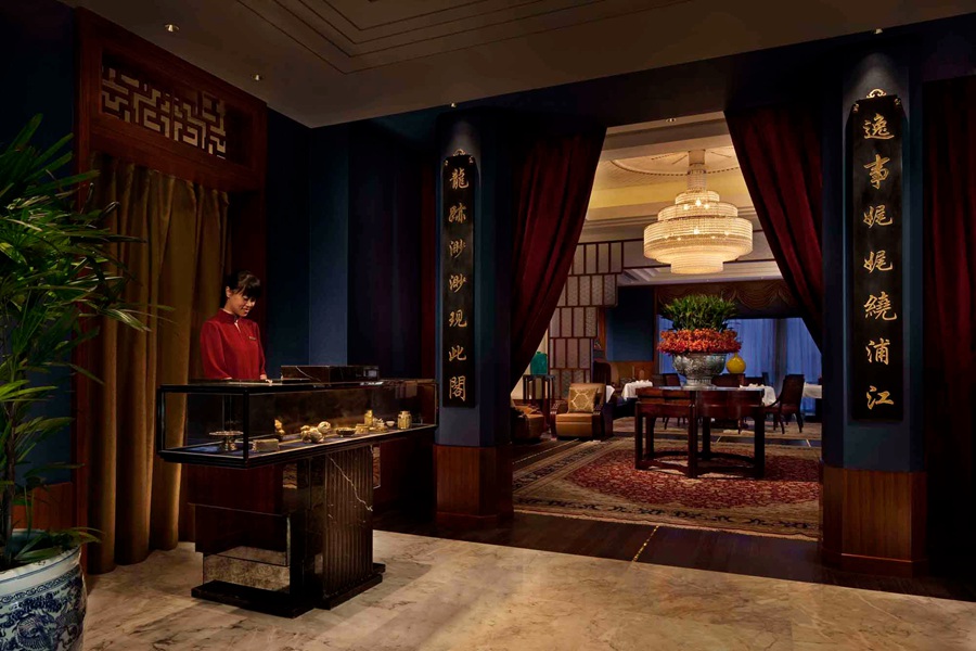 酒店的"逸龙阁","艾利爵士"餐厅提供各式美味佳肴.