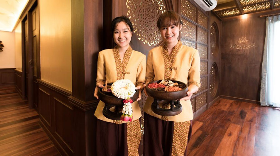 服务人员会面带亲切的笑意接待客人,并友善地向顾客简单介绍店里的