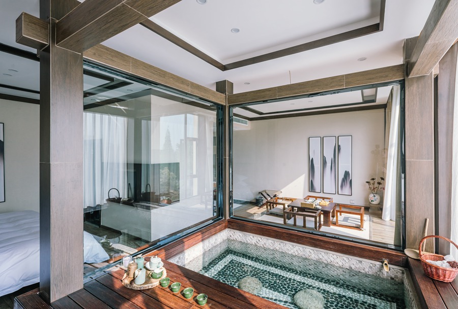 酒店还有别具风情的室内温泉房,敞亮空间,优雅视野,处静室而极目秀景