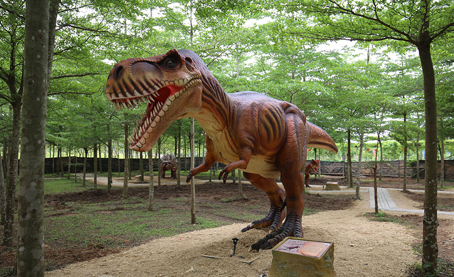 恐龙乐园   大人小孩都喜欢的恐龙乐园,逼真的恐龙还会吼叫,让你一秒