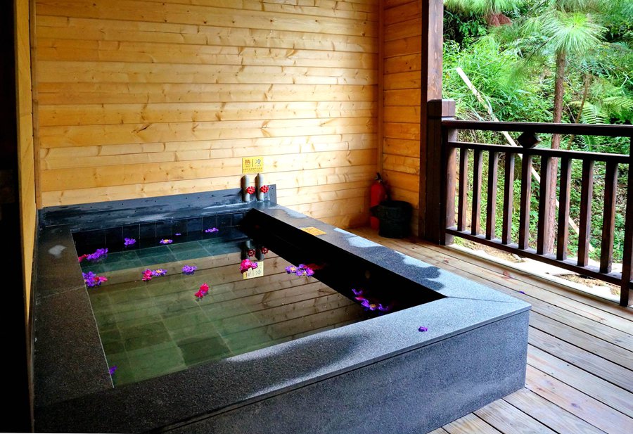 半山温泉乐园,享受神奇的"不老泉"半山温泉乐园掩映于天露山天然大