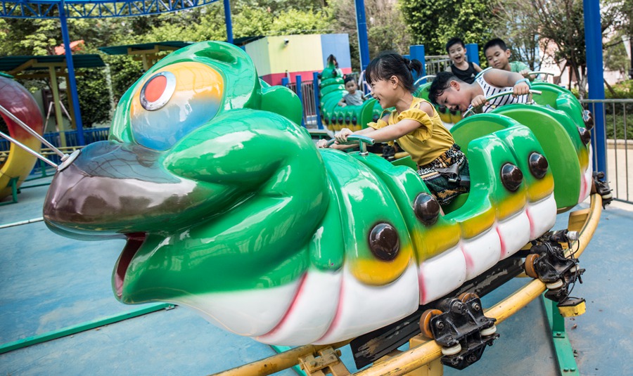 果虫滑车   小朋友们坐上可爱的果虫滑车,出发喽~集娱乐性和趣味杏谮