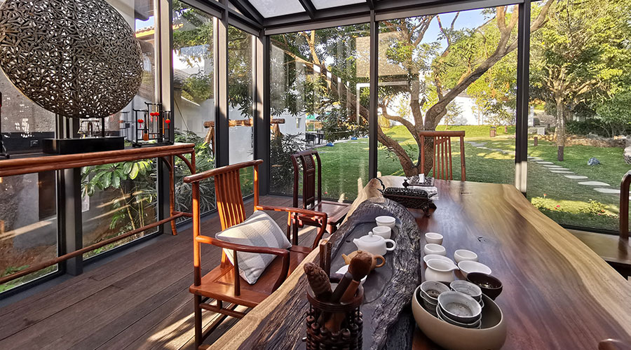 除了民宿,饭馆,松乔楼的另一部分建筑被改造为茶室,清吧,书院,花房