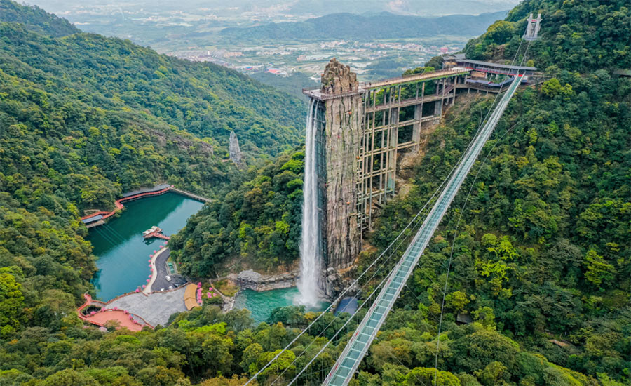 广东 韶关 云门山景区,玻璃桥上悬空赏景