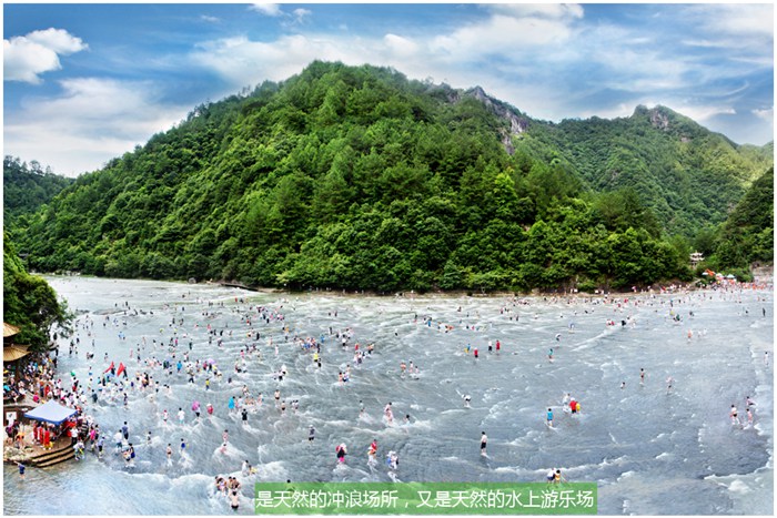 白水洋有宽近百米的折水弧瀑,水上滑道,赤身冲浪不伤肌肤,下与燕潭